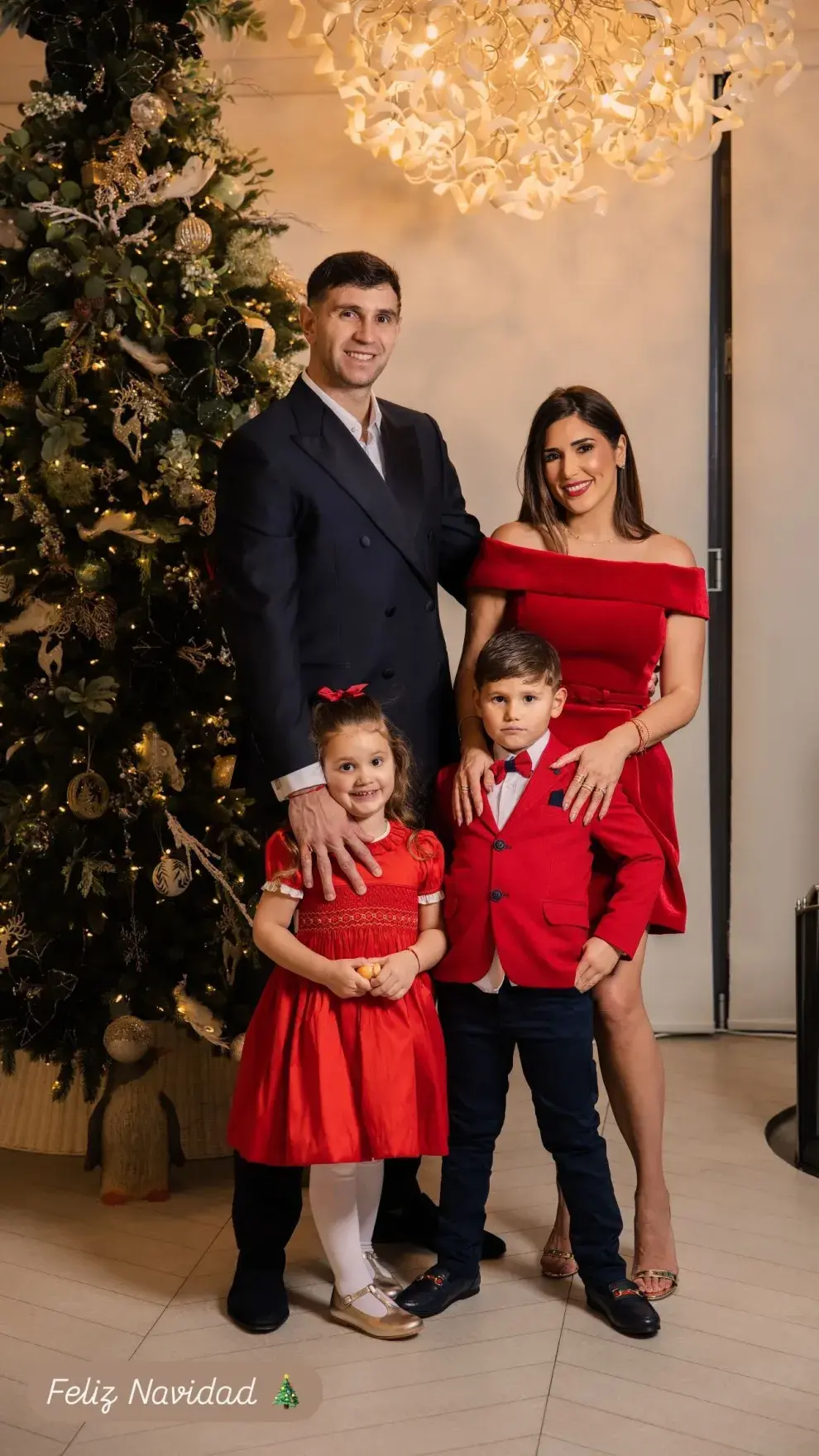 El look del Dibu Martínez, Mandinha Martínez y sus hijos en la Nochebuena de 2024.