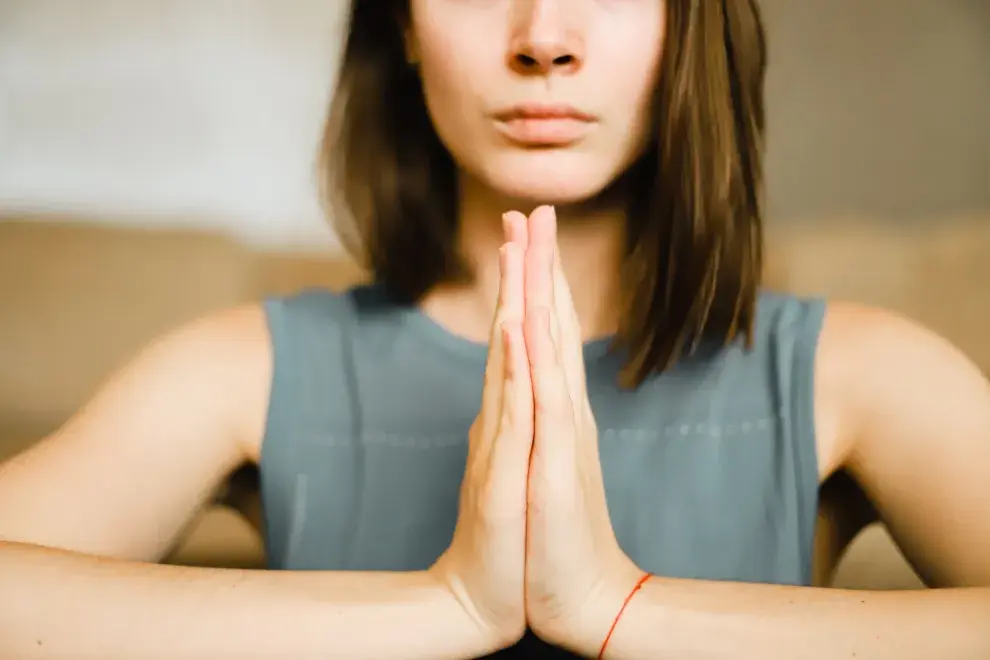 mujer meditando