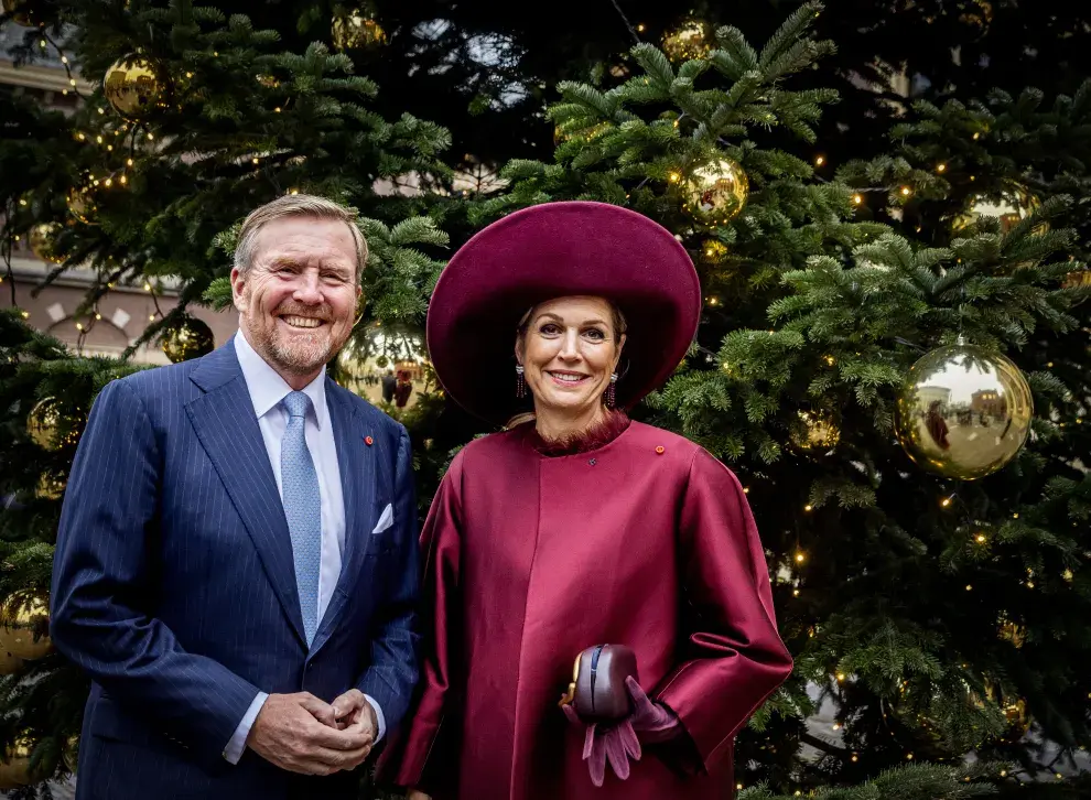 El rey Guillermo y Máxima Zorreguieta posan junto al árbol de Navidad del Museo Mauritshuis.