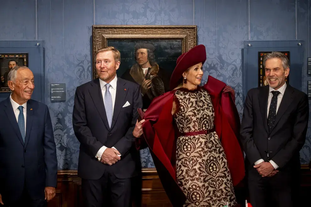 La Reina Máxima se quita el abrigo durante la visita de Estado del presidente de Portugal.