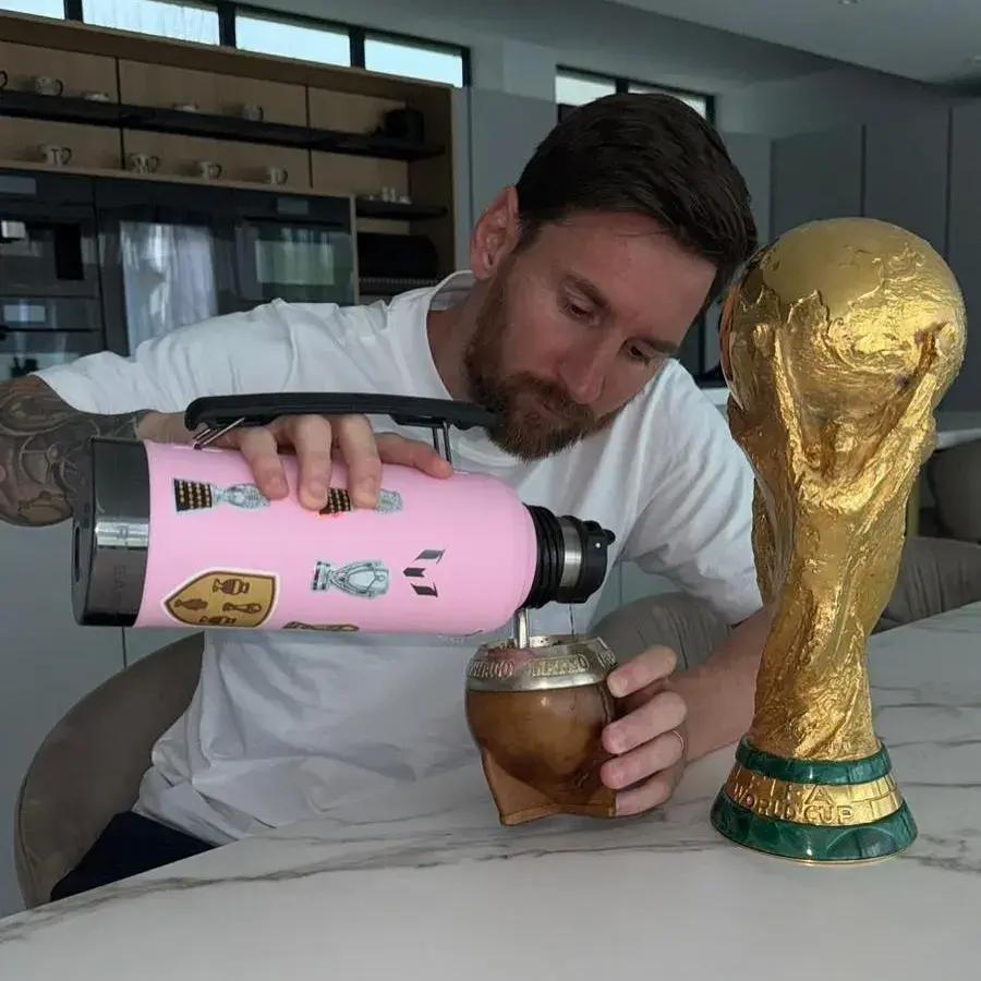 Foto de Messi cebándose un mate