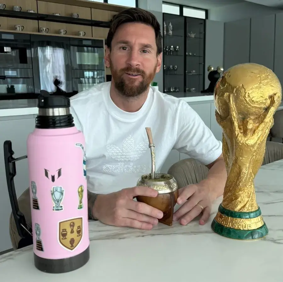 Messi con la copa del mundo y tomando mate.