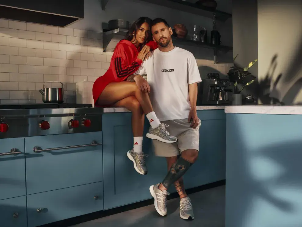 Foto de Messi y Antonela Roccuzzo posando juntos para campaña de Adidas.