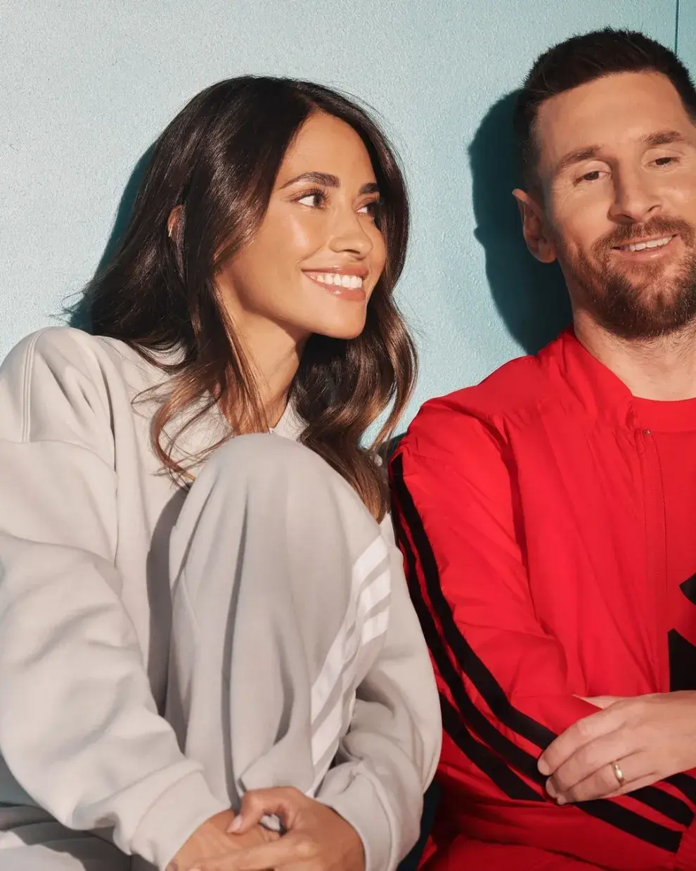 Foto de Messi y Antonela Roccuzzo posando juntos para campaña de Adidas.