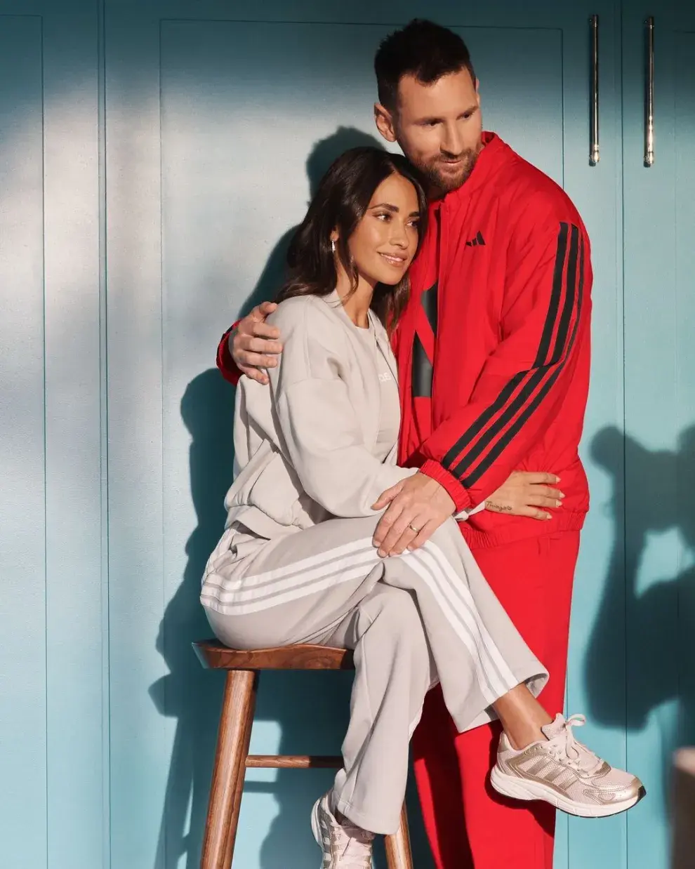 Foto de Messi y Antonela Roccuzzo posando juntos para campaña de Adidas.