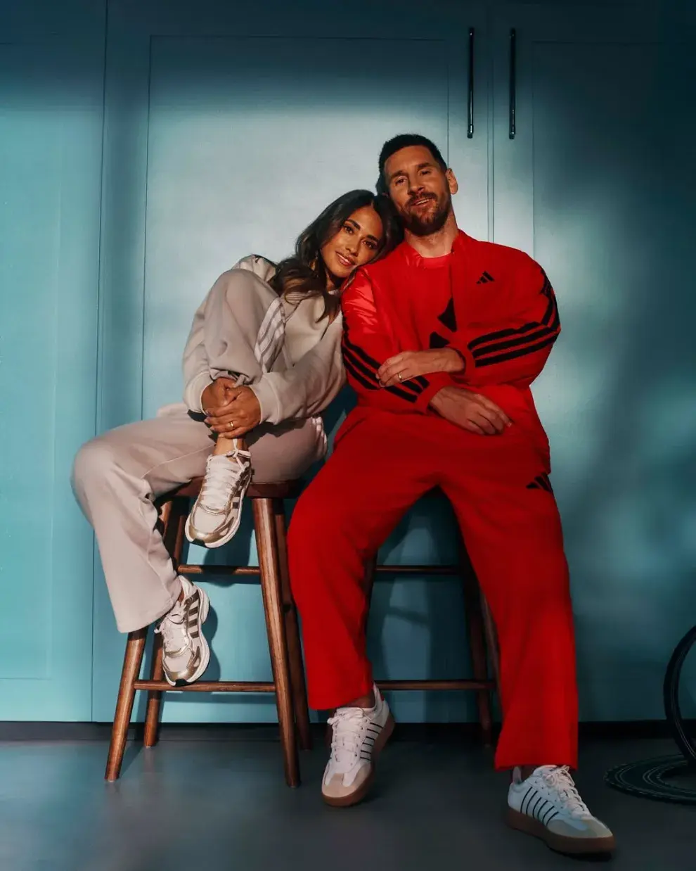 Foto de Messi y Antonela Roccuzzo posando juntos para campaña de Adidas.