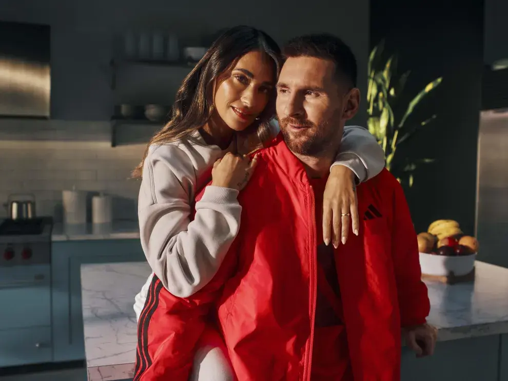 Foto de Messi y Antonela Roccuzzo posando juntos para campaña de Adidas.