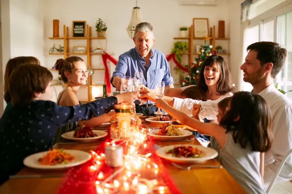 Familia celebrando fin de año.