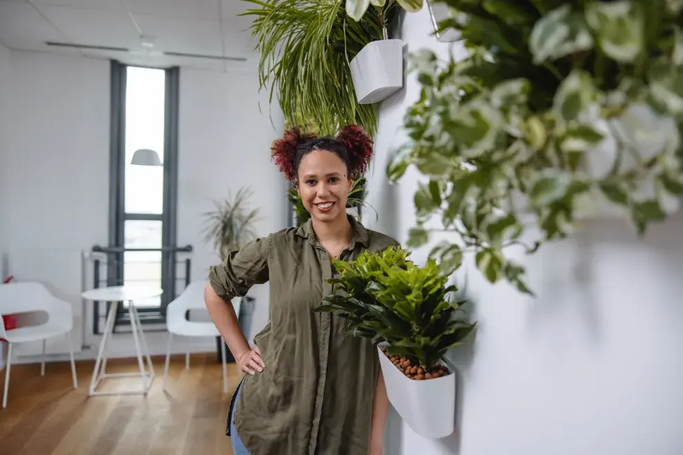 Las plantas funcionan muy bien en pasillos estrechos aportando frescura y vida.