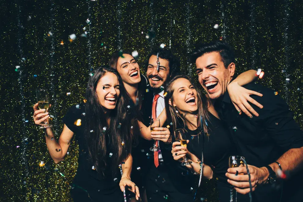 Foto de amigos celebrando.