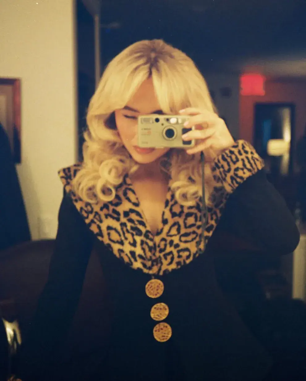 El look con el que Sabrina Carpenter rindió homenaje a La Niñera.