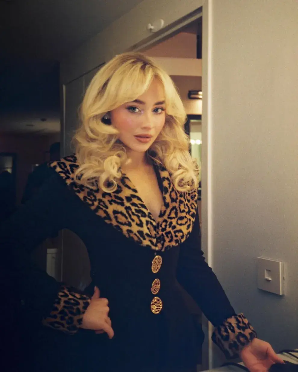 El look con el que Sabrina Carpenter rindió homenaje a La Niñera.