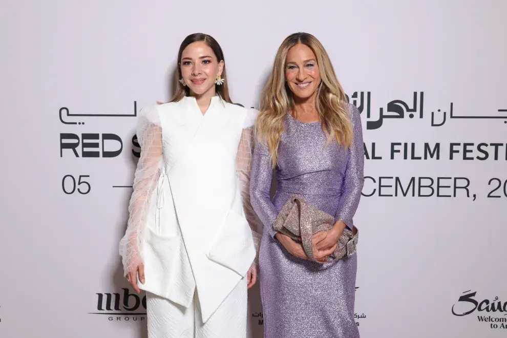  Fatima Al-Banawi y Sarah Jessica Parker en el Red Sea International Film Festival 2024, en Arabia Saudita.