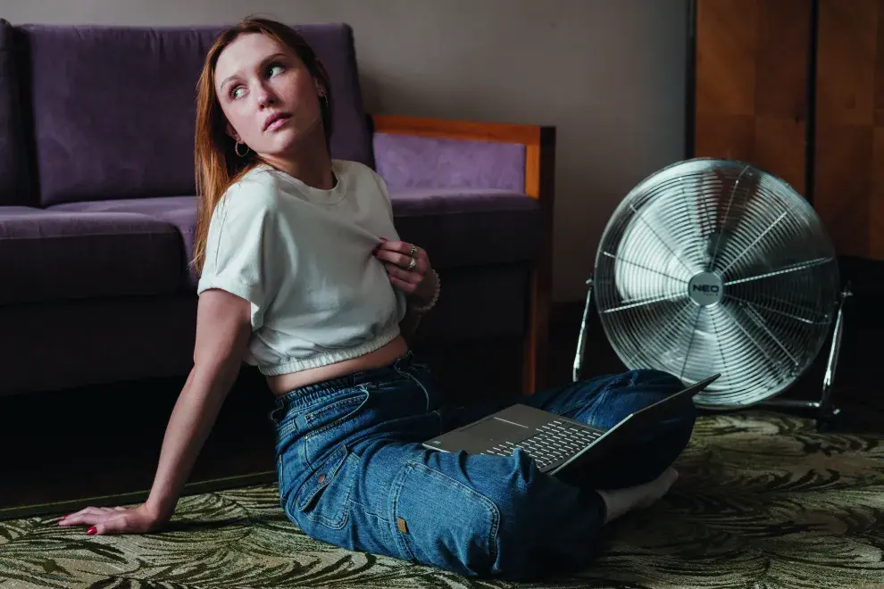 mujer frente a un ventilador