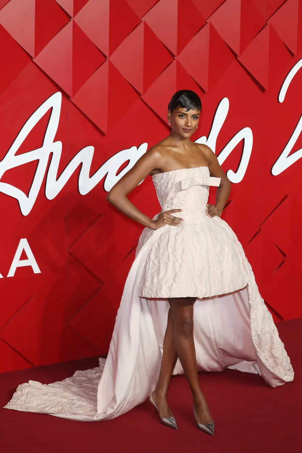 Simone Ashley en los Fashion Awards 2024.