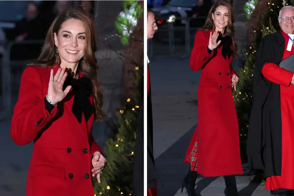 Kate Middleton eligió un estilismo compuesto por un abrigo largo en rojo, una romántica prenda con cuello, solapas en  pico y doble botonadura.