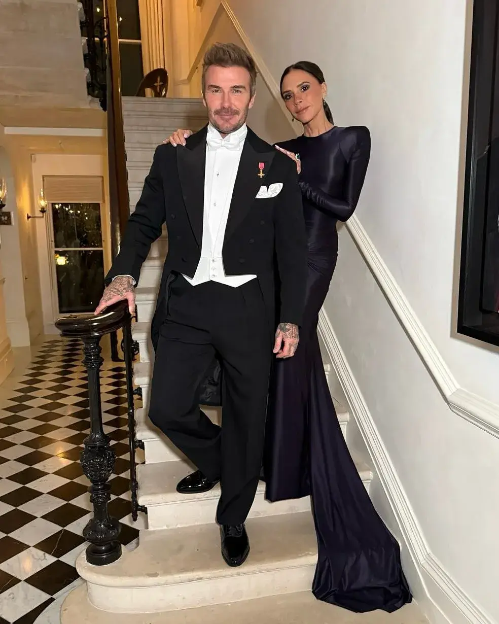 El look de David y Victoria Beckham en la Nochebuena de 2024.