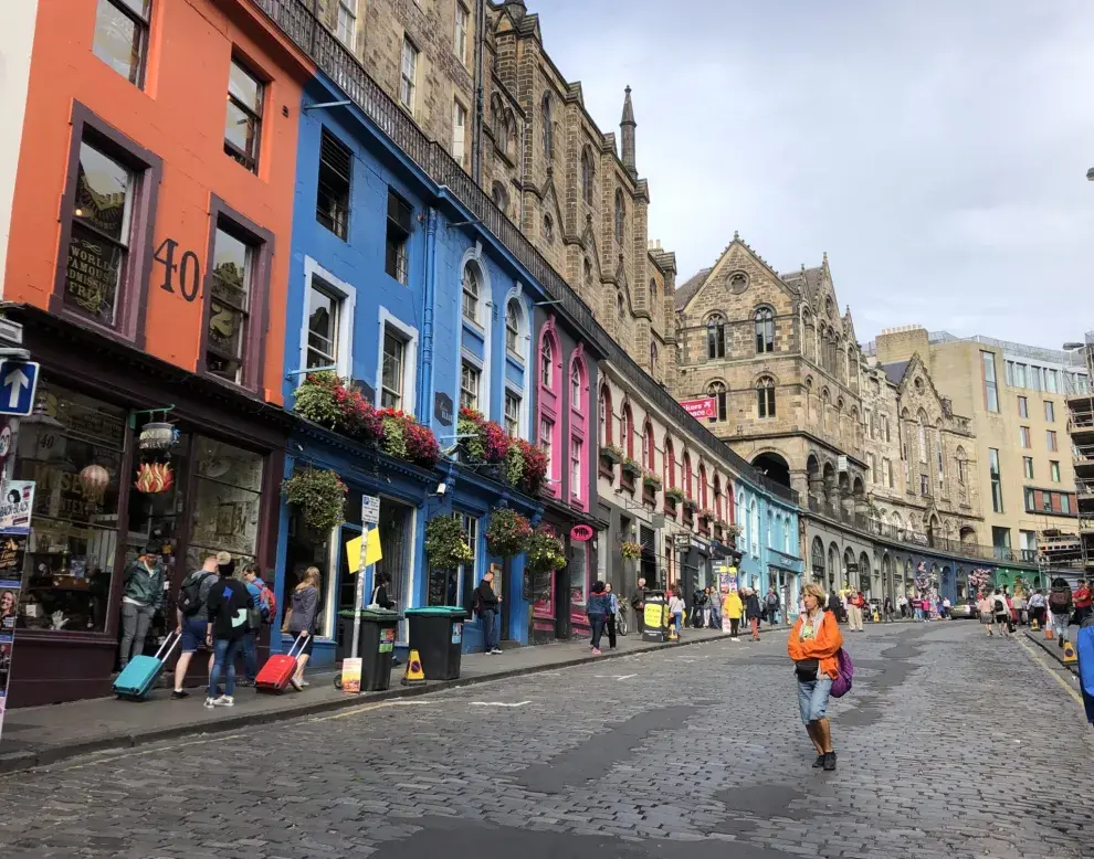 La icónica Victoria Street. en Edimburgo.