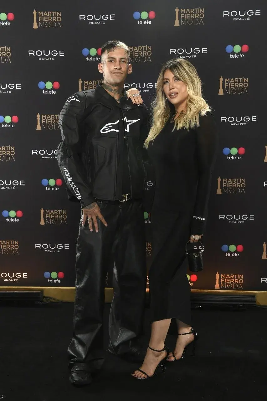 Wanda Nara, vestida de esquina.esquina y acompañada por L-Gante, en los Martín Fierro de la Moda 2024.