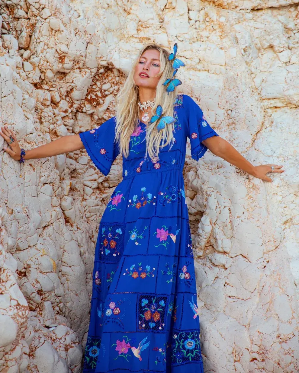 Una mujer posando con un vestido en color azul