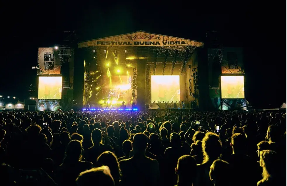 Escenario y público en el festival Buena Vibra.