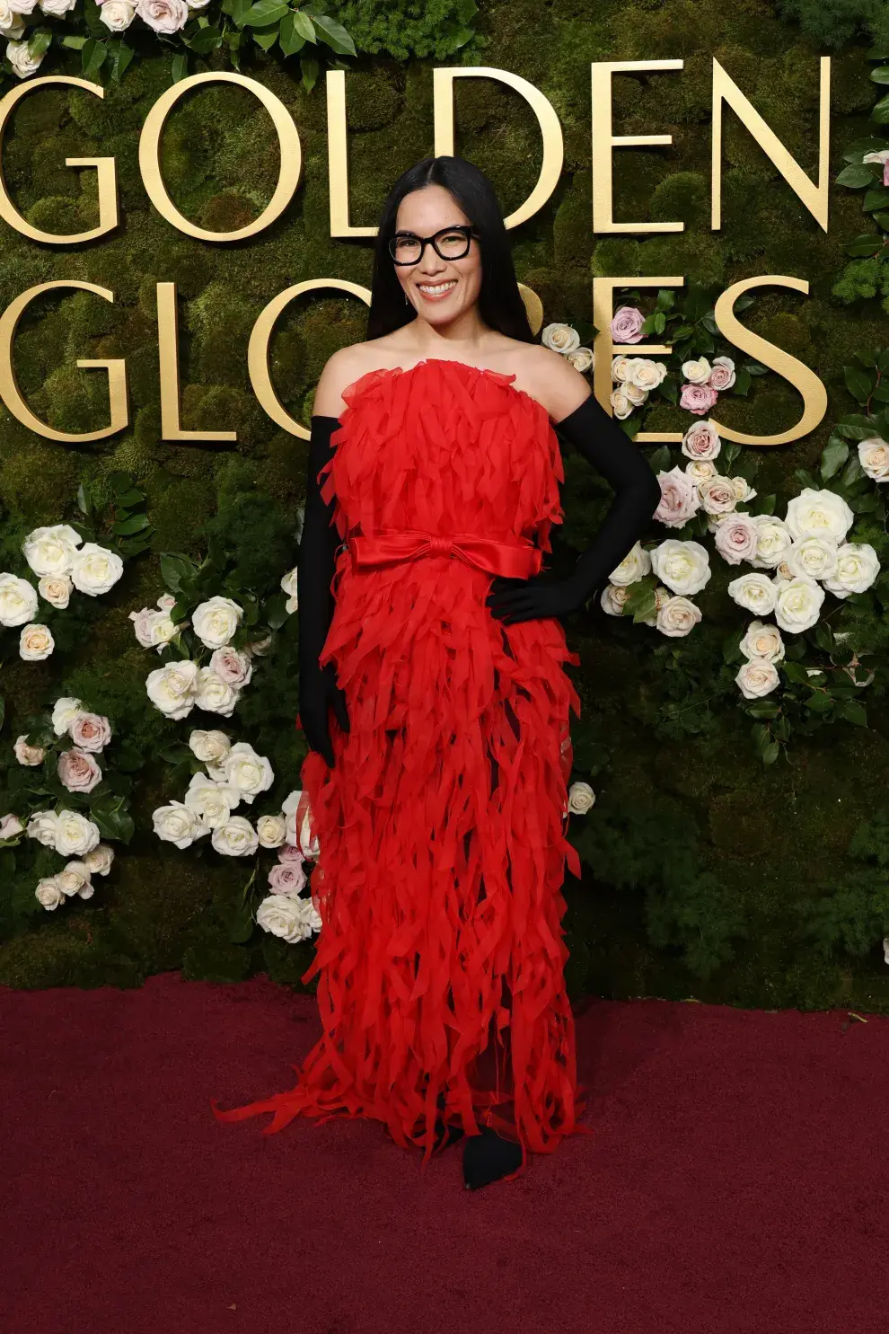 Ali Wong en la alfombra roja de los Golden Globes 2025.