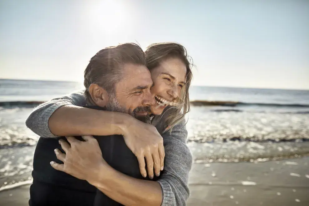 pareja abrazada feliz