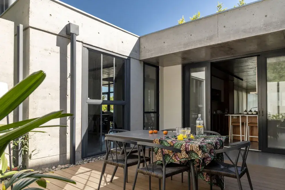 Ya sea en una terraza, un patio o un jardín, la idea es integrar con el exterior el espacio para comer.