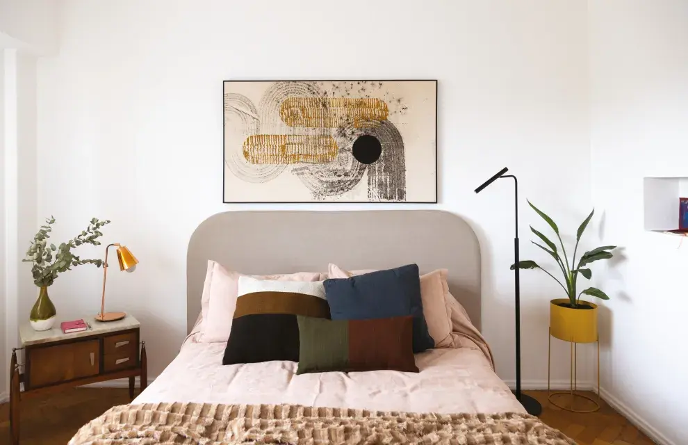 El dormitorio de Corine tiene una paleta de color calma.