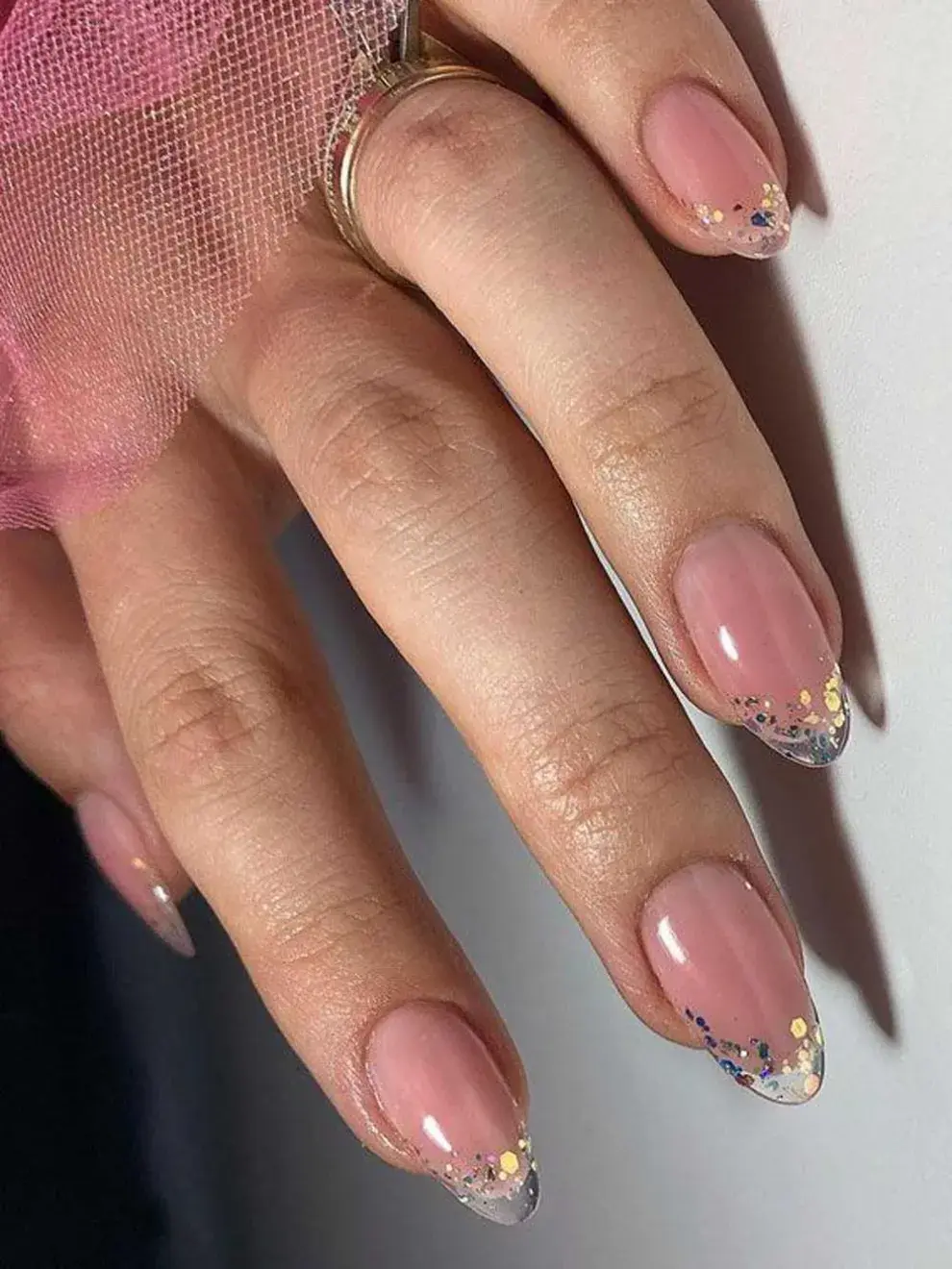 Las uñas con brillos también son parte del look glass french