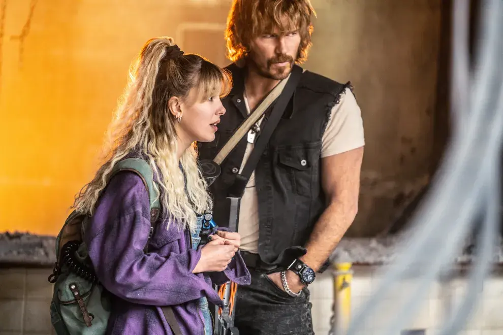 Foto de Millie Bobby Brown y Chris Pratt en la nueva película de Netflix, Estado eléctrico.