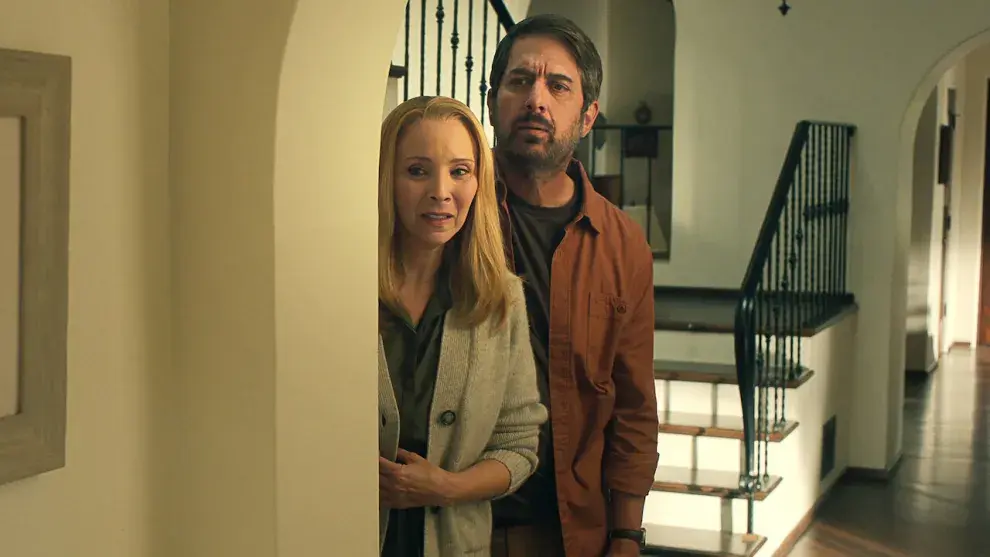 Foto de Lisa Kudrow y Ray Romano en la serie Fachadas.