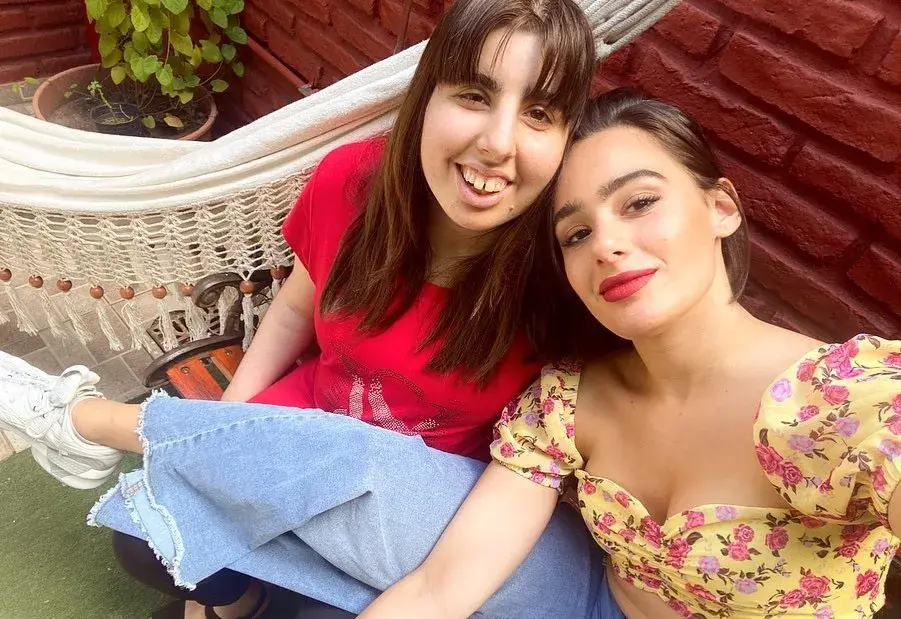 Foto de Flor Jazmín Peña y su hermana Rocío.