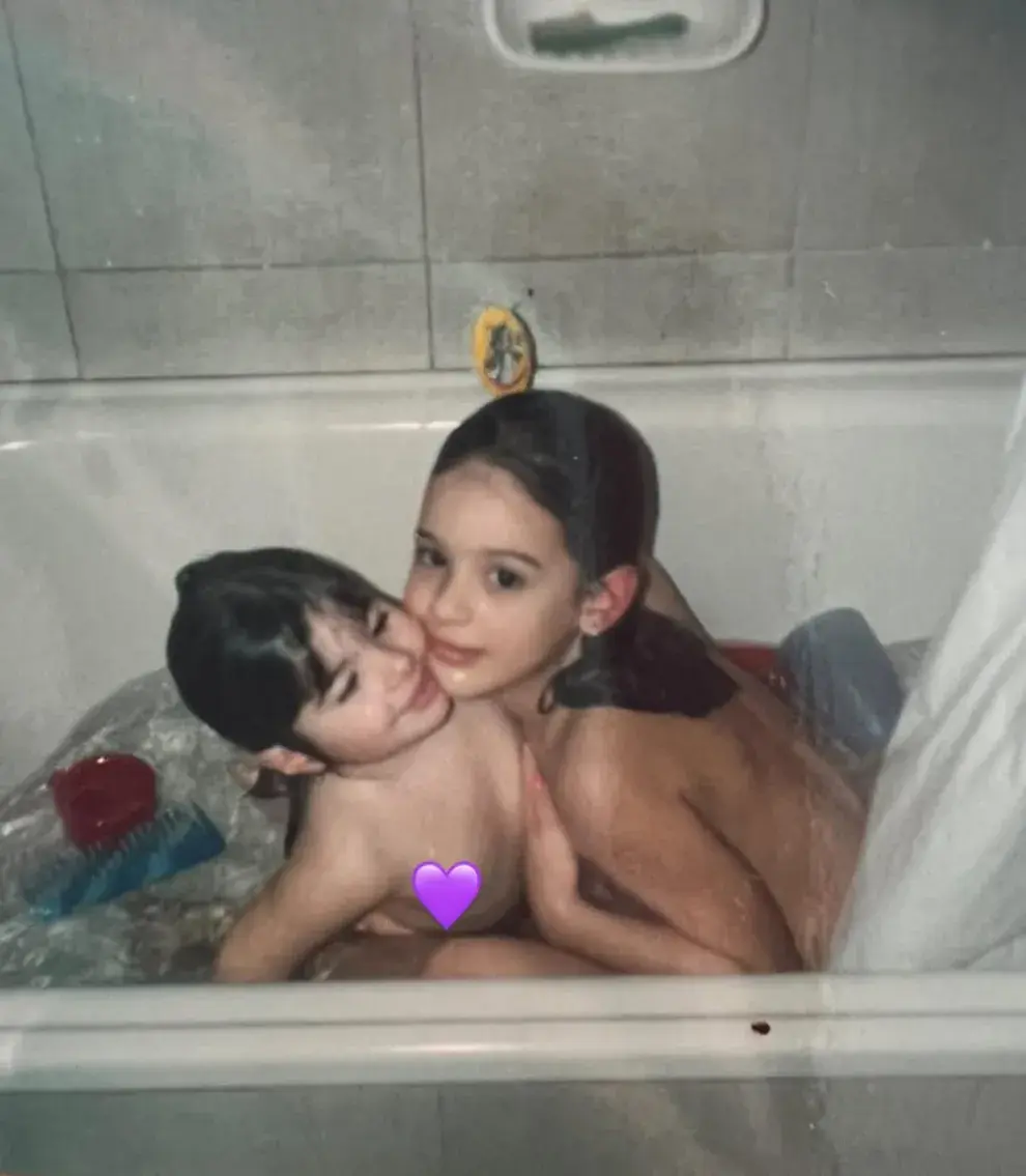 Foto de la infancia de Flor Jazmín Peña y su hermana Rocío.