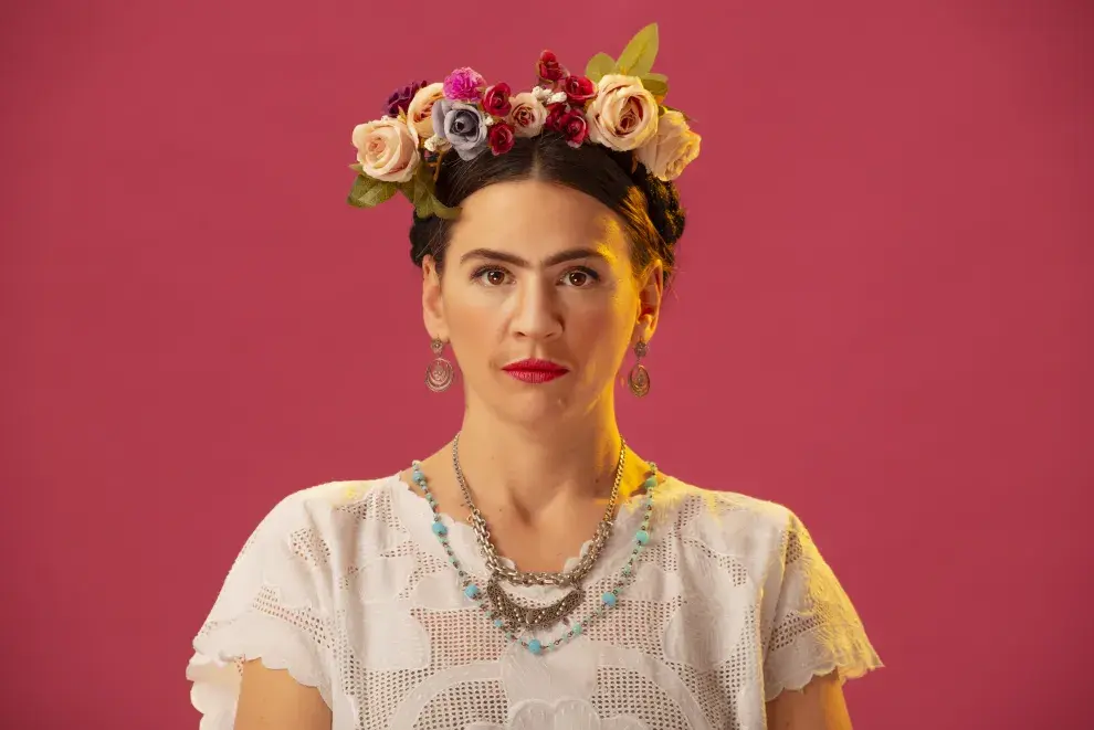 Laura Azcurra en la piel de la artista mexicana Frida Kahlo.