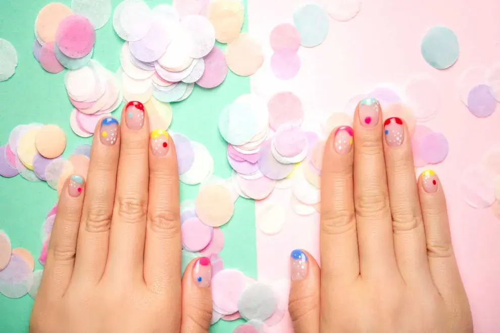 La manicure confeti son la última tendencia en diseño de uñas