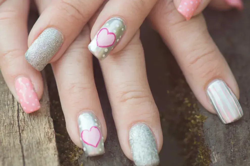 El nail art con glitter sigue siendo furor en 2025