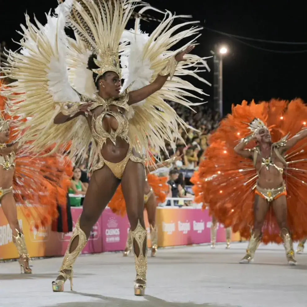 La fiesta del carnaval invita a un verano divertido para los grupos de amigas que buscan fiesta y alegría