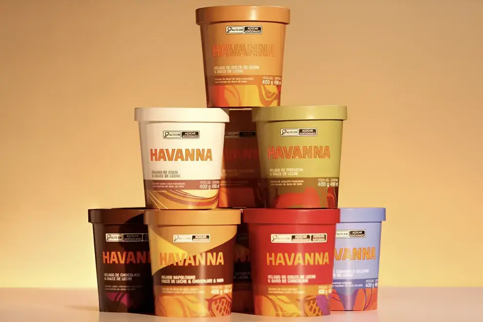 Una torre apilada de helados havanna de distintos colores para presentar su nueva línea de productos