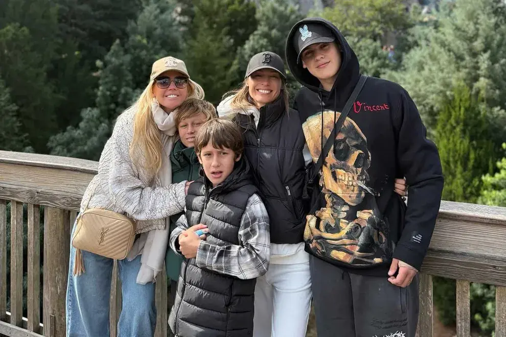 Pampita Ardohain se fue de viaje a Orlando con sus hijos