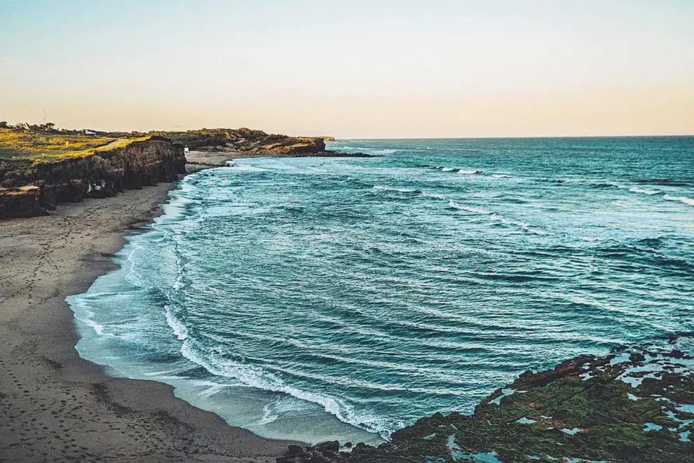 Desde 1963, Playa Luna Roja en Chapadmalal ha sido un refugio natural donde la tranquilidad y la belleza se encuentran con el mar