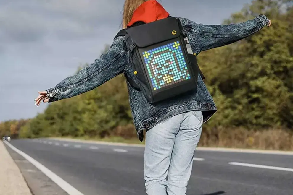 Las mochilas inteligentes con pantallas LED son un hecho