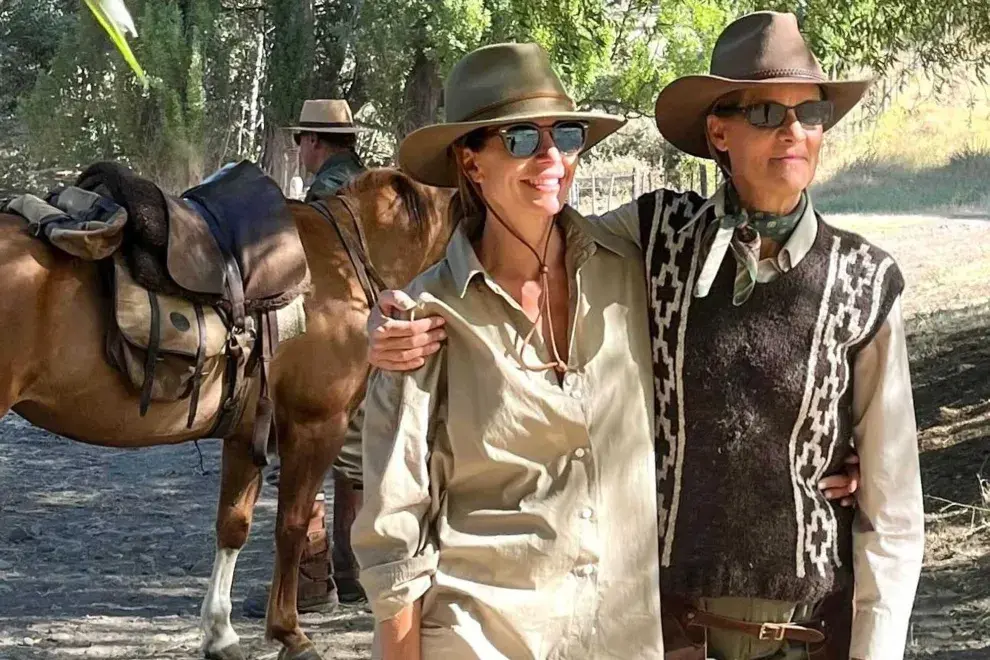 Juliana Awada compartió fotos de su excusión a caballo por la Patagonia y su look gaucho style se volvió viral en las redes