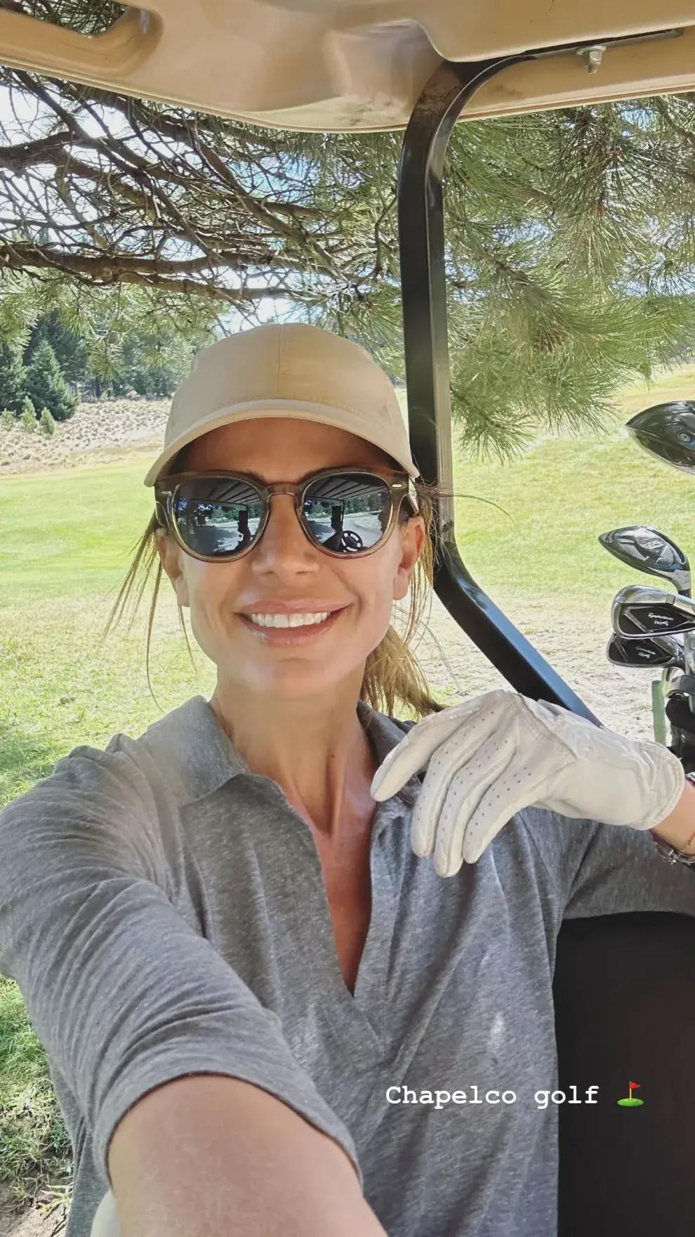 Juliana awada con una gorra en color camel y anteojos 