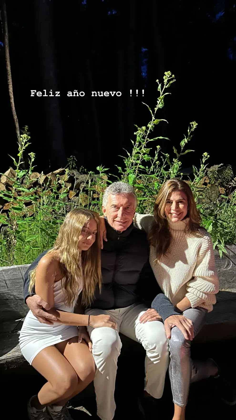 Foto de Juliana Awada, con Antonia y Maurico Macri, recibiendo el 2025.