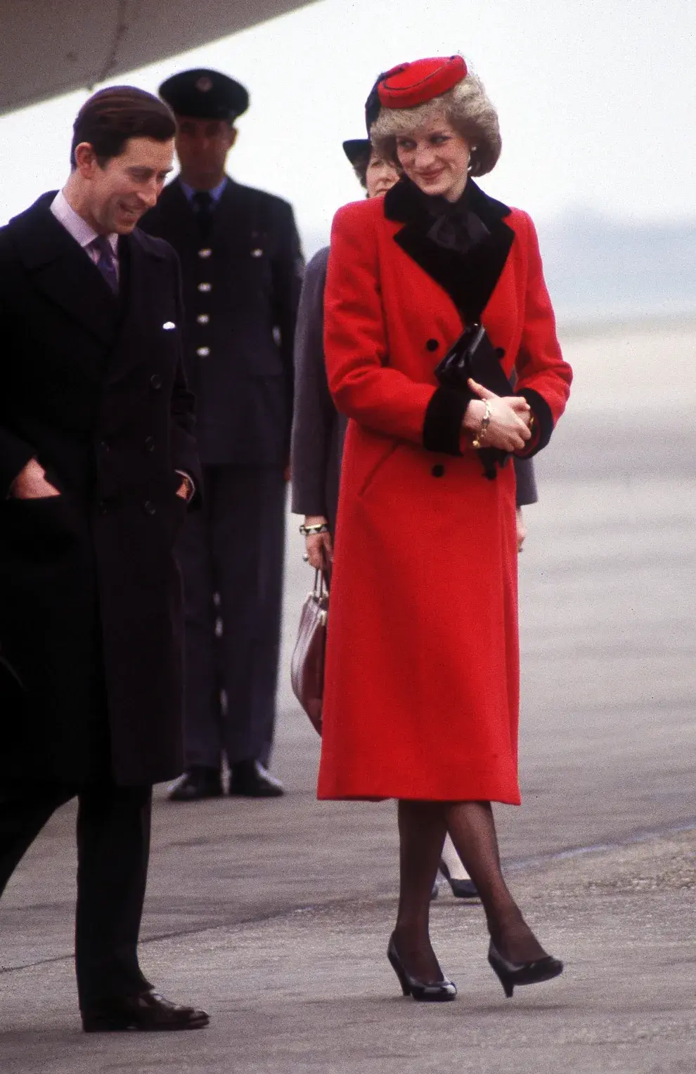 Lady di USANDO UN sombrero en color rojo