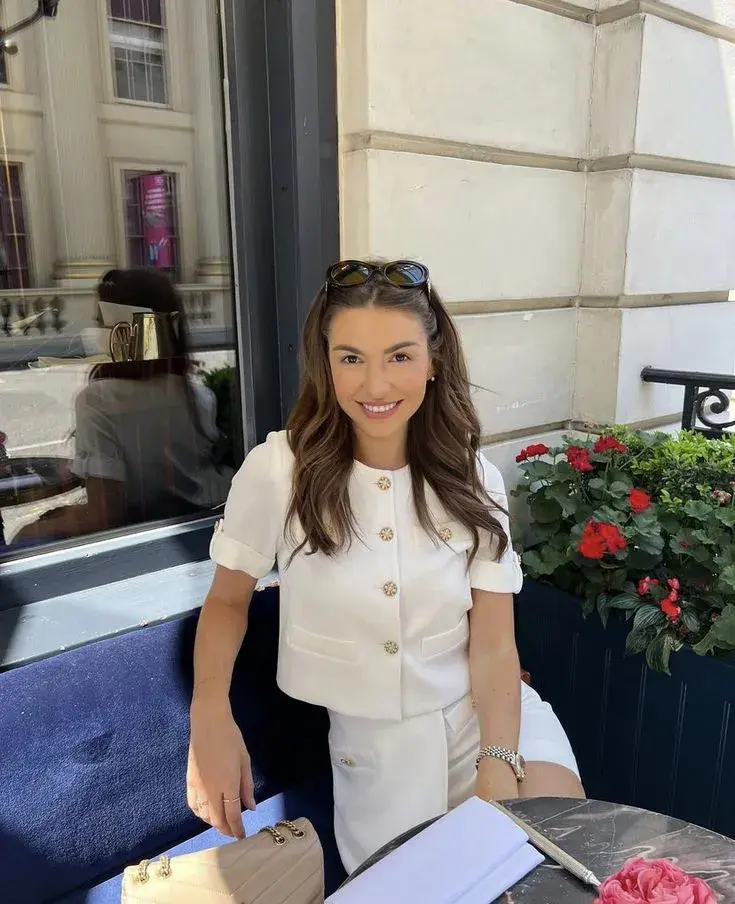 Una mujer vestida con un estilo old money