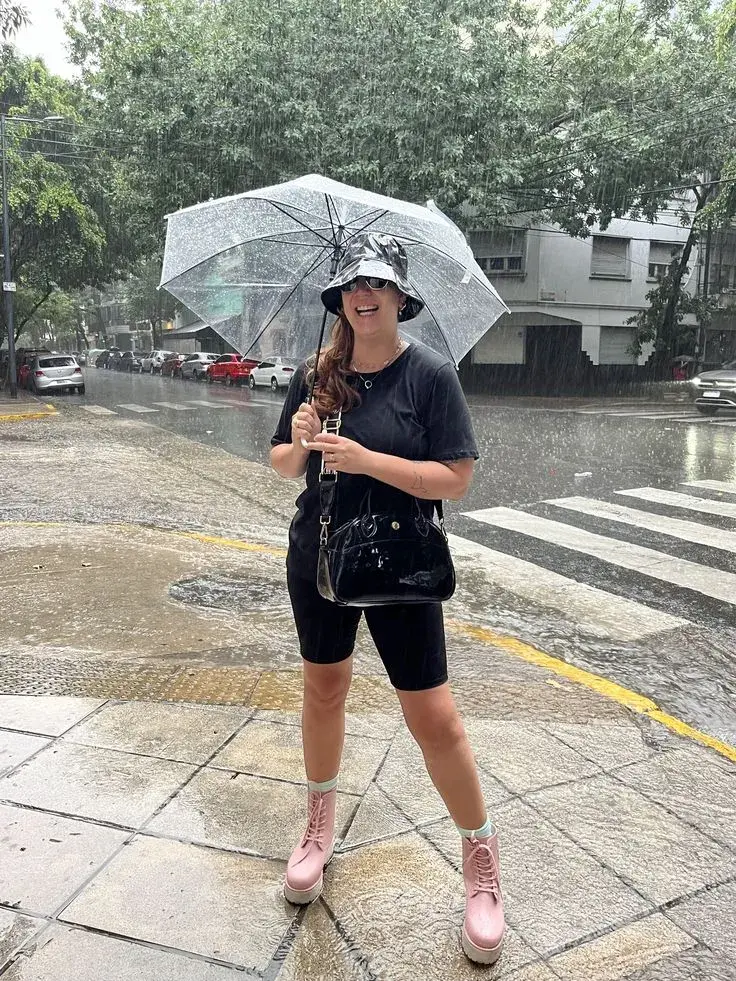 Calzas, paraguas y botas: un look ultra cómodo para la lluvia en Buenos Aires