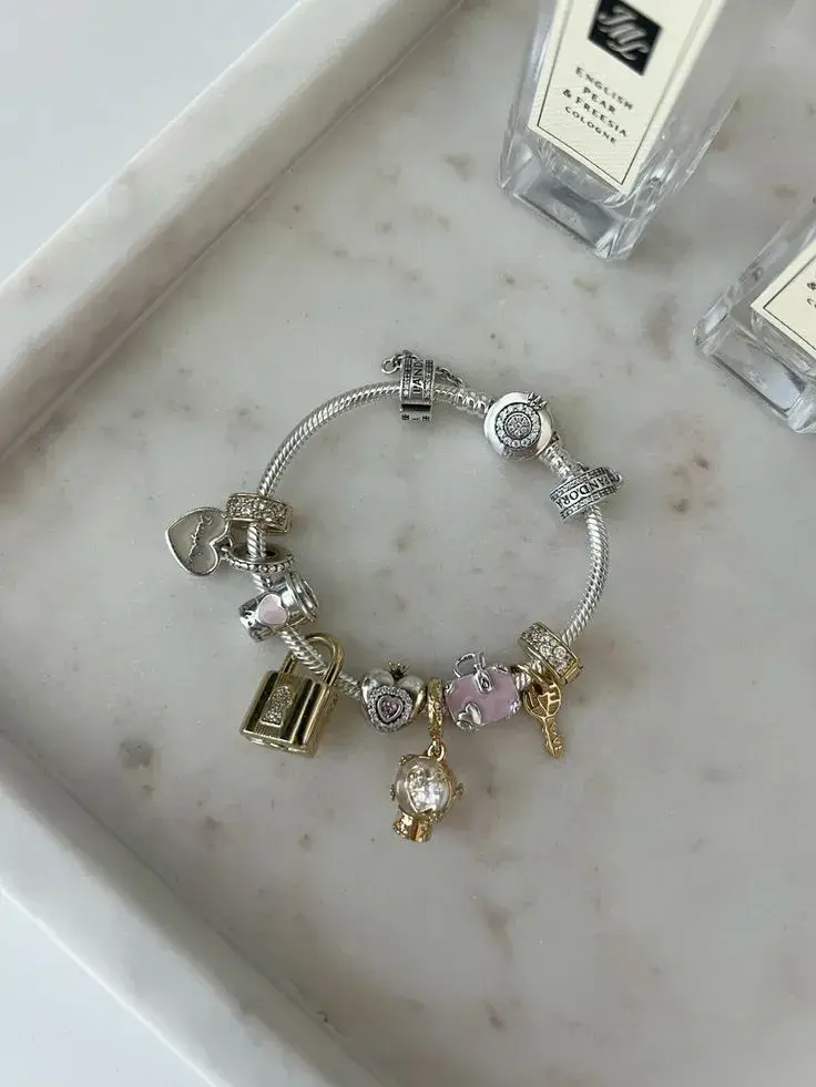 Pandora es una de las marcas que usa charms en sus accesorios