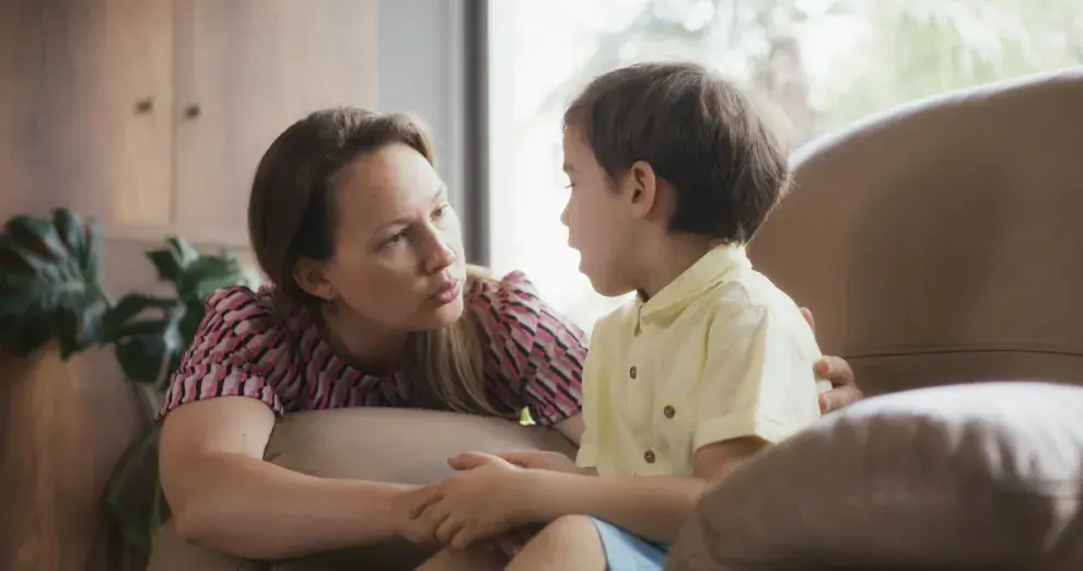 Mamá hablando con su hijo